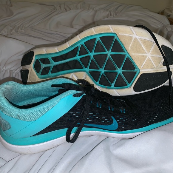 Nike Shoes - Nike flex 2017 run women’s shoe